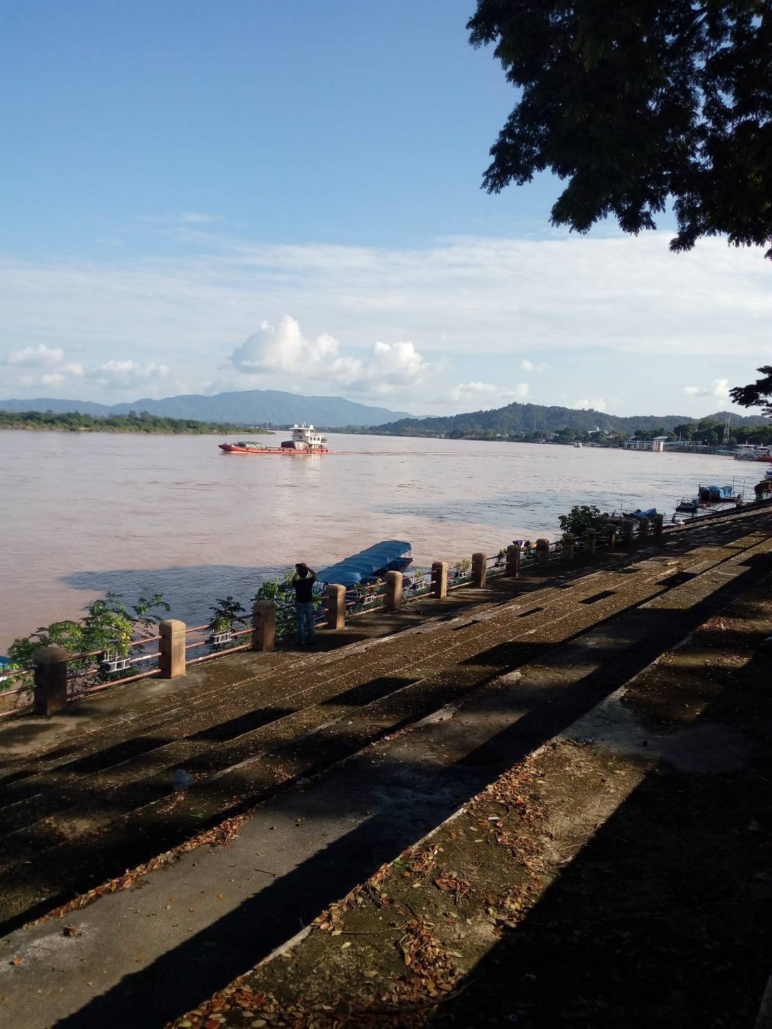 ภาพเส้นทางหรือพื้นที่แม่น้ำสำหรับงานโลจิสติกส์ข้ามแดน